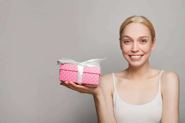 Smiling Pretty Woman Holding Pink Gift Box Present White Background — Stock Photo, Image