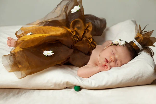 Imádnivaló Újszülött Lány Alszik — Stock Fotó