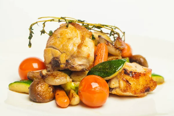 Delizioso Pollo Arrosto Con Patate Pomodori Sfondo Bianco — Foto Stock