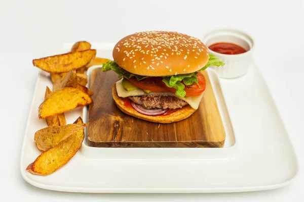 Cheeseburger Und Pommes Auf Holztisch Auf Weißem Hintergrund — Stockfoto