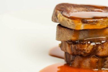 Beyaz arka planda yeşil ile lezzetli sığır dili