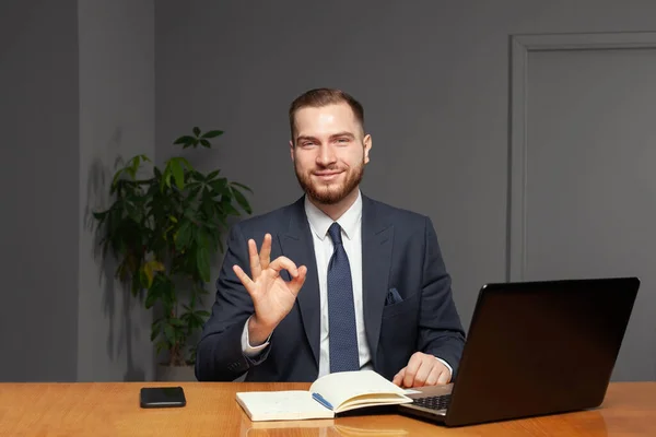 Professioneller Geschäftsmann Fühlt Sich Wohl Mit Seiner Arbeit — Stockfoto