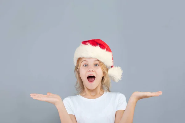 Χριστούγεννα Ευτυχής Σοκαρισμένος Ενθουσιασμένος Έκπληξη Κορίτσι Παιδί Στο Καπέλο Σάντα — Φωτογραφία Αρχείου