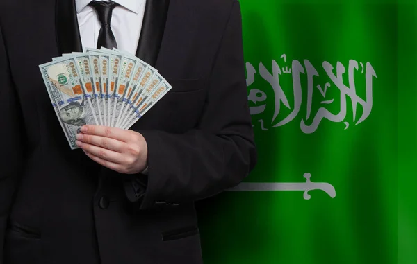Suudi Arabistan Bayrağına Karşı 100 Amerikan Doları Banknotlar Halinde — Stok fotoğraf