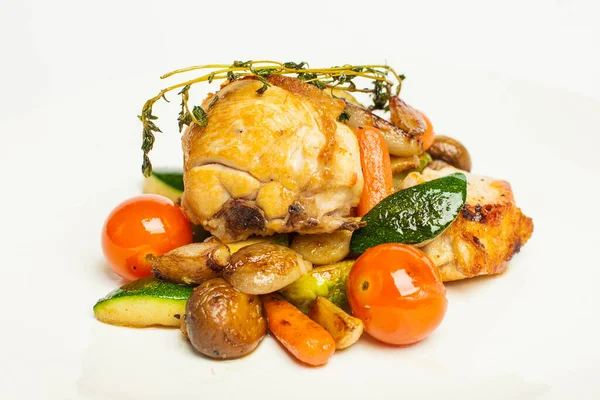 Pollo Arrosto Con Patate Pomodori Sfondo Bianco — Foto Stock