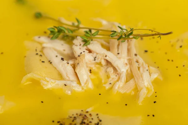 Sopa Cremosa Fresca Casera Con Pollo Verduras Cerca —  Fotos de Stock