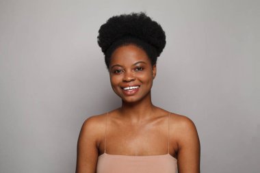 Beyaz arka planda sağlıklı bir cildi olan sevimli, genç bir spa modeli.