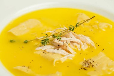 Lezzetli taze kremalı çorba tavuklu, sebzeler beyaz kasede. 