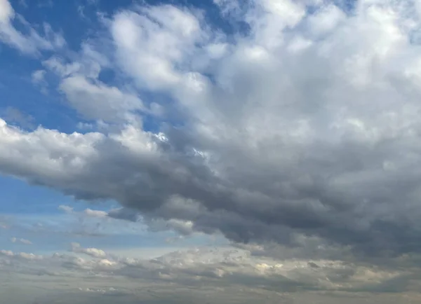 夏の空の雲の背景 — ストック写真