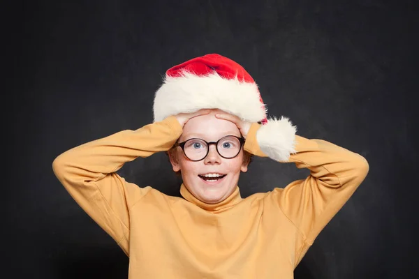 Tahta Arka Planda Noel Baba Şapkalı Haylaz Çocuk — Stok fotoğraf