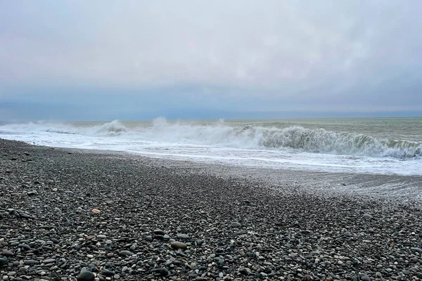 波と曇りの空の海または海 — ストック写真
