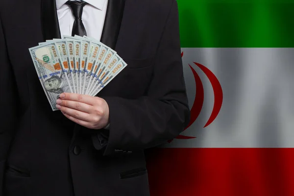 Іранський Бізнесмен Показує Банкноти 100 Доларів Сша Проти Прапора Ірану — стокове фото