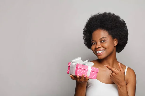 Счастливая Взволнованная Женщина Указывает Розовый Подарок Белой Шелковистой Лентой — стоковое фото