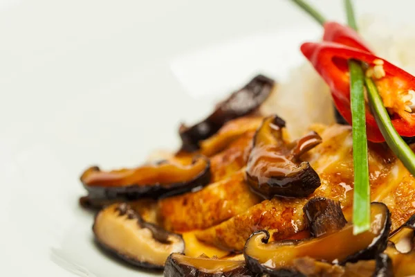 Gustosi Funghi Shiikate Con Pollo Pepe Riso Sfondo Bianco — Foto Stock