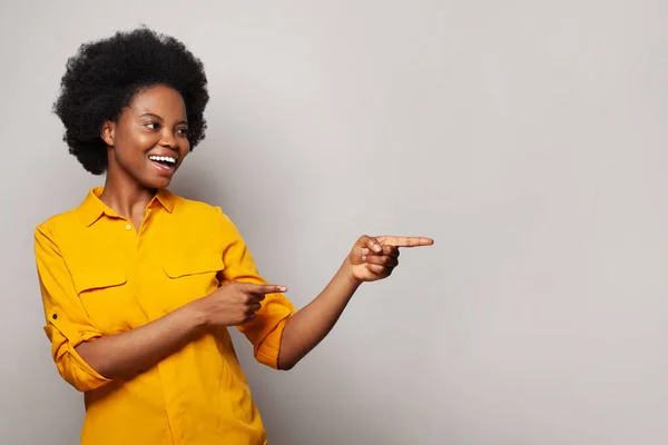 Feliz Mulher Morena Alegre Sorrindo Poiting Espaço Cópia Fundo Banner — Fotografia de Stock