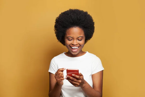 Fröhliche Frau Mit Smartphone Und Spaß Auf Leuchtend Gelbem Hintergrund — Stockfoto