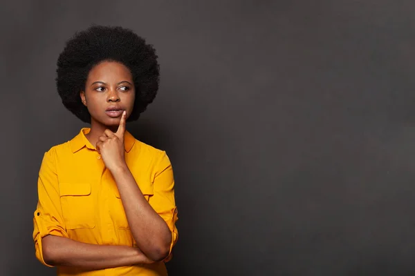 Jonge Vrouw Denken Kijken Naar Kopieerruimte Zwarte Banner Achtergrond Idee — Stockfoto