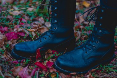 Sonbahar çizmeleri içinde bir kadının ayağını kapat.