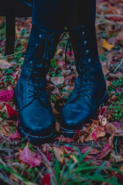 Sonbahar botları, ormanda ayakkabılar
