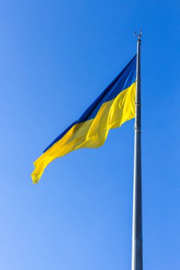 Mavi gökyüzüne karşı güzel Ukrayna bayrağı.