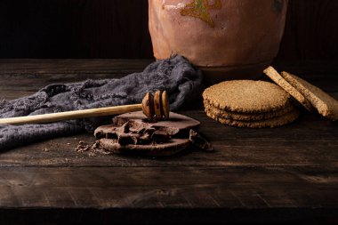 Chocolate artesanal guatemalteco latino hispano sobre mesa de madera ingredientes naturales cacao clipart