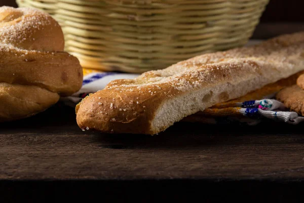Lengua geleneksel de guatemala pan dulce latino ayık mesa de madera