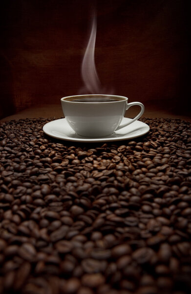 Tazza di caffè fumante con fagioli — Foto Stock