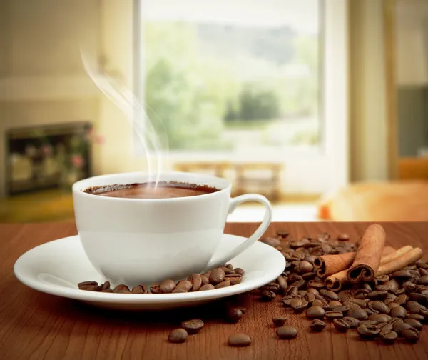 Kopje koffie met kaneel en bonen — Stockfoto