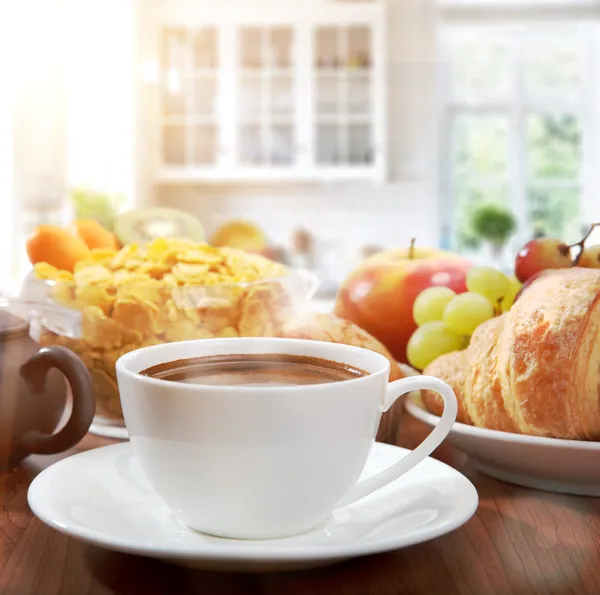 Hälsosam frukost med kaffe i solig morgon — Stockfoto