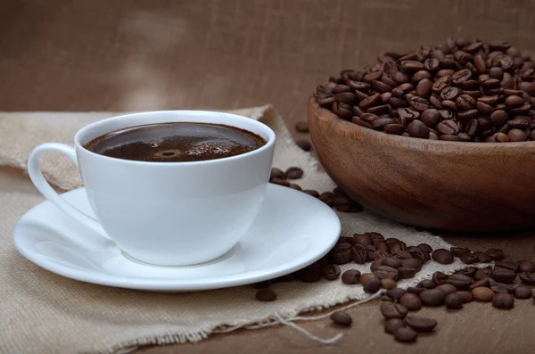 Tasse Kaffee mit Bohnen — Stockfoto