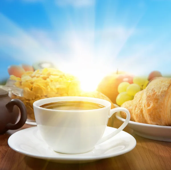 Solig frukost med kaffe och frukt — Stockfoto