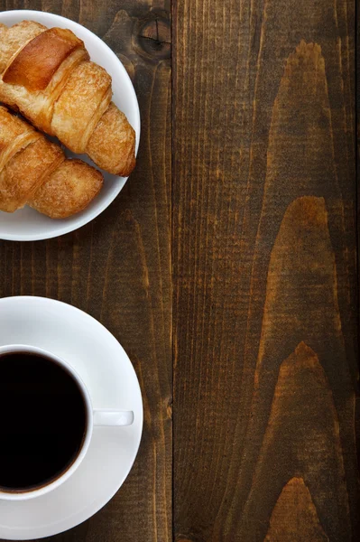咖啡和牛角面包与副本空间 — 图库照片