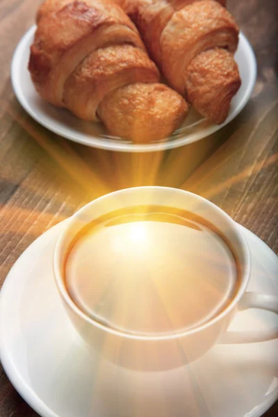 Morgonkaffe med croissanter — Stockfoto