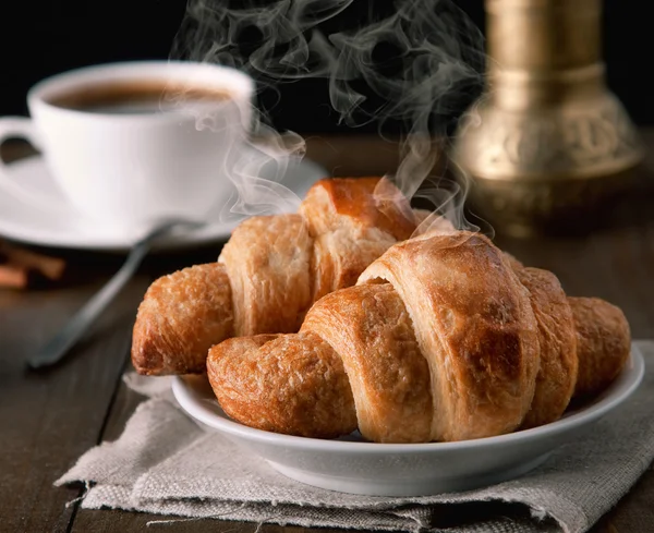 Croissants manhã com café — Fotografia de Stock