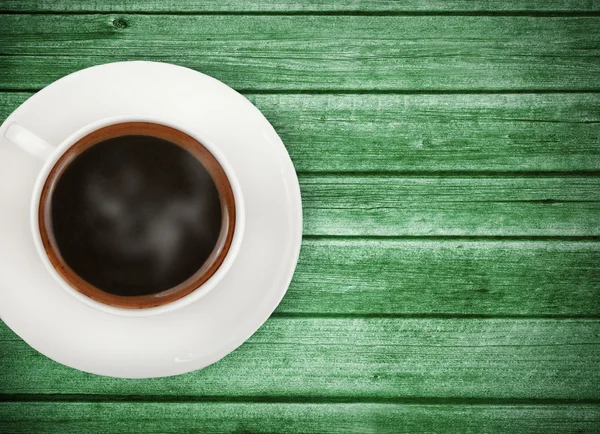 Taza de café sobre mesa de madera verde — Foto de Stock