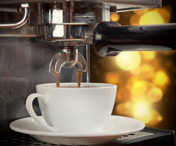 コーヒー マシンのコーヒーを 1 杯を準備します。 — ストック写真