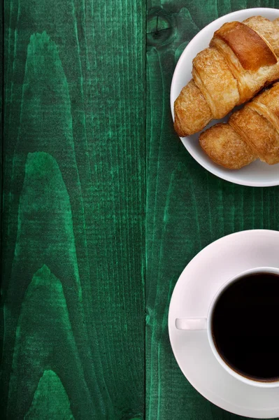 Kaffe och croissanter med kopia utrymme — Stockfoto