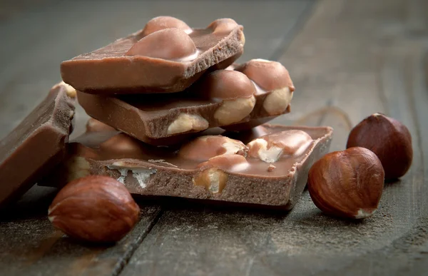 Mjölkchoklad med hasselnötter — Stockfoto