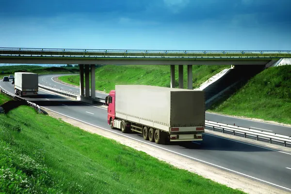 Camiones en una carretera — Foto de Stock