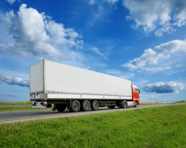 Vrachtwagen op een weg — Stockfoto