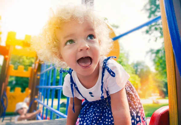 Lustiges kleines Mädchen auf dem Spielplatz — Stockfoto