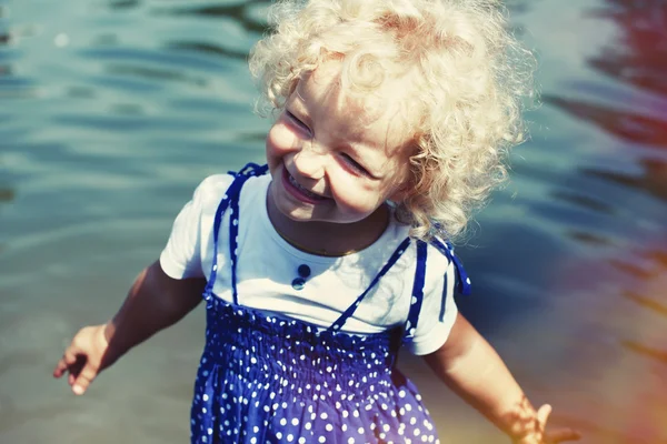 Šťastná holčička v letním slunci — Stock fotografie