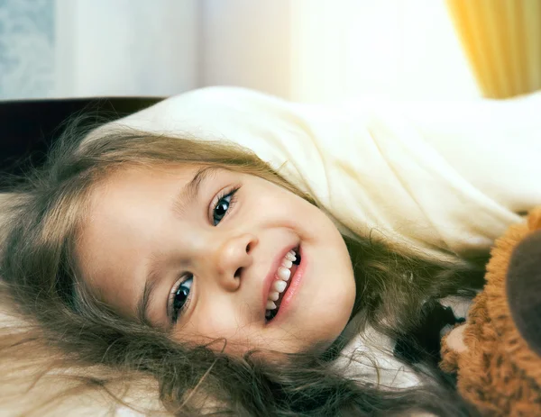 Sorrindo menina na parte da manhã — Fotografia de Stock