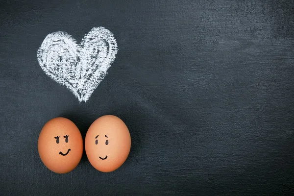 Aşk yazı tahtası üzerinde yumurta — Stok fotoğraf