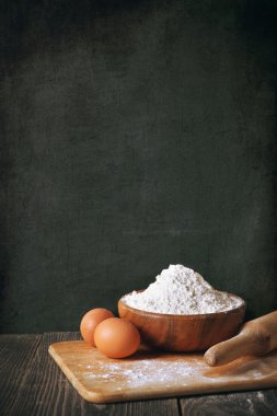 un ve yumurta blackboard arka plan üzerinde. kopya alanı