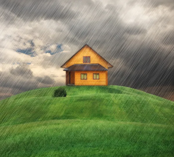 Maison sur une colline en temps de pluie — Photo