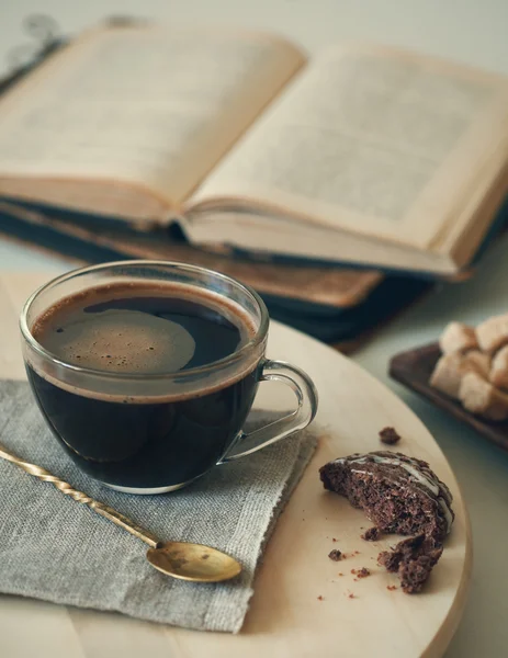 Verse koffie met cookie en boek — Stockfoto