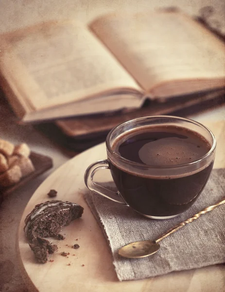 Fresh coffee with cookie and book - vintage textured — Stock Photo, Image