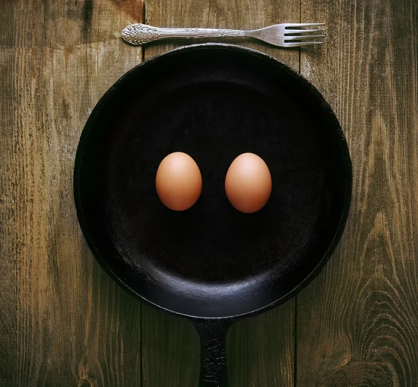 Huevos sonrientes en la sartén —  Fotos de Stock