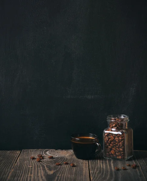 Koffie en bonen op blackboard achtergrond. kopie ruimte — Stockfoto
